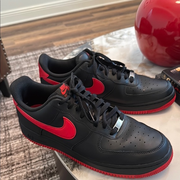 NIKE AIR FORCE 1 RED BLACK - Picture 7 of 13